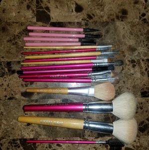 Bed Head Makeup brushes